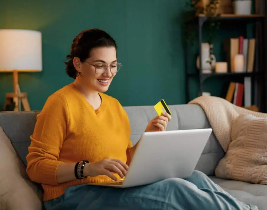 Mujer comprando en internet con tarjeta de crédito 