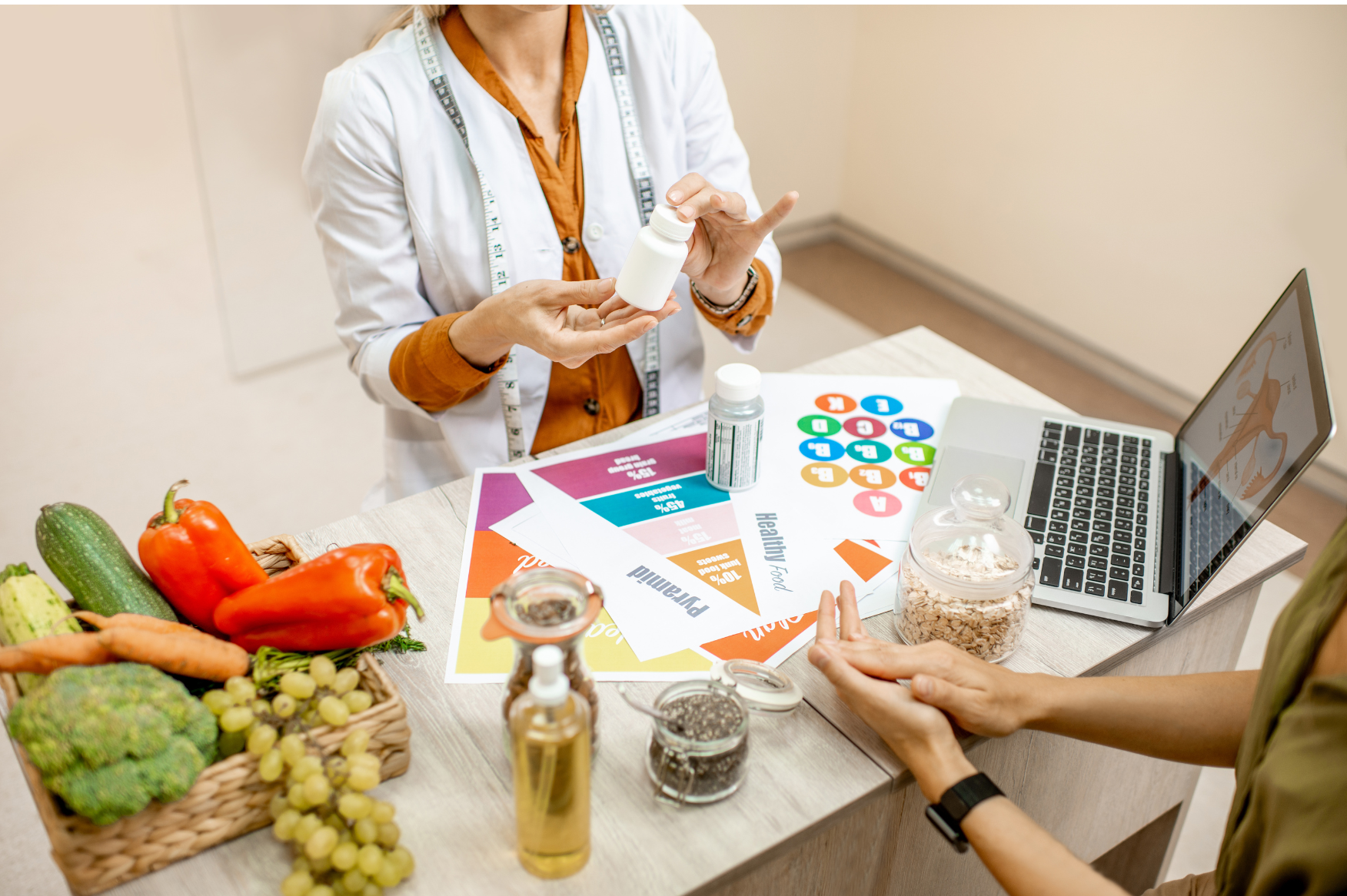 nutricionista trabajando en su mesa 