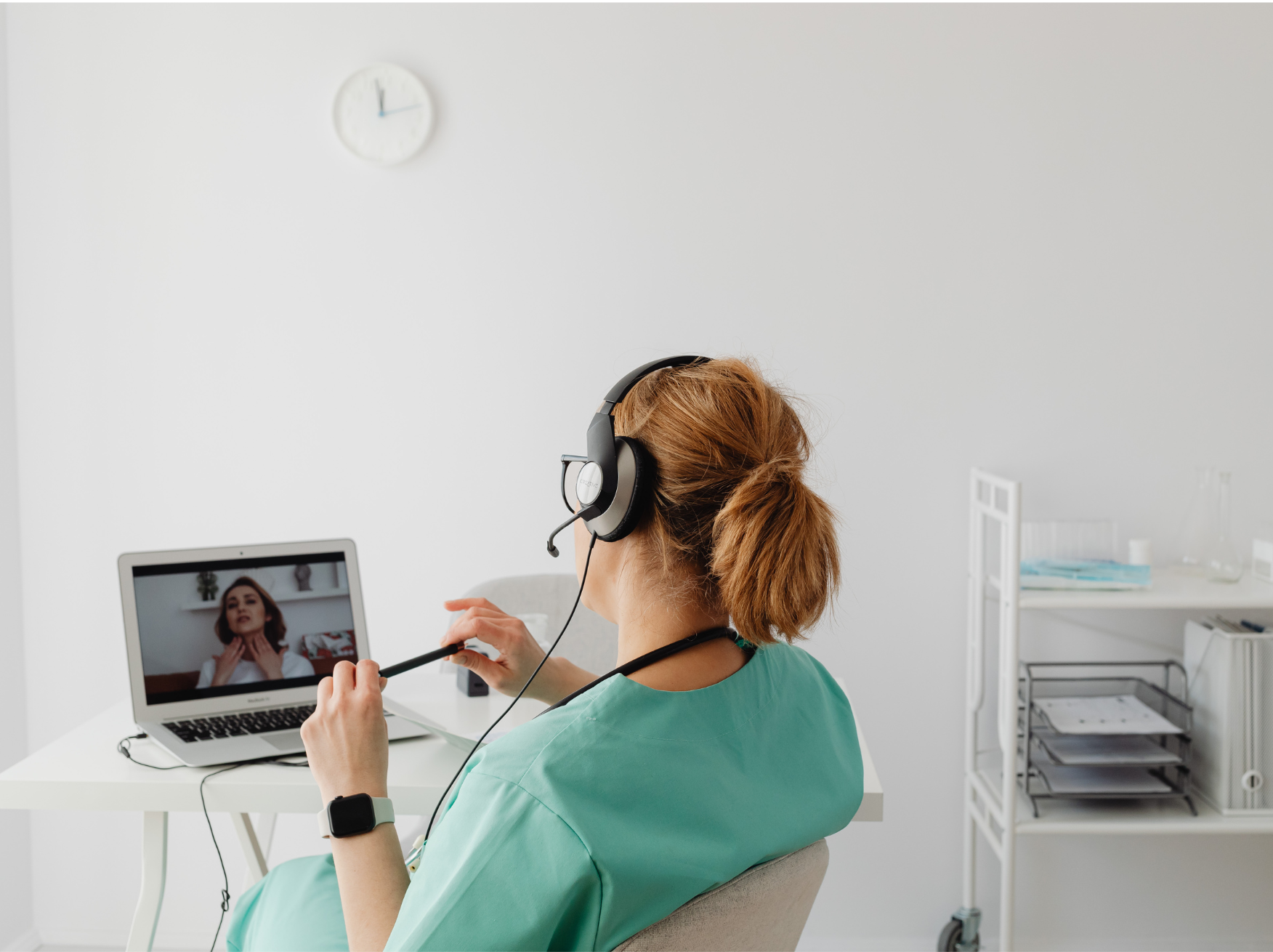 mujer en videollamada con otra