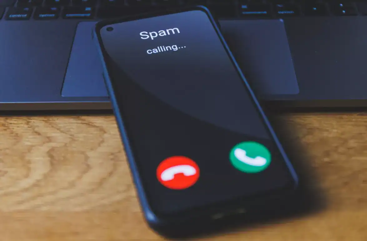 Imagen de celular recibiendo una llamada de spam